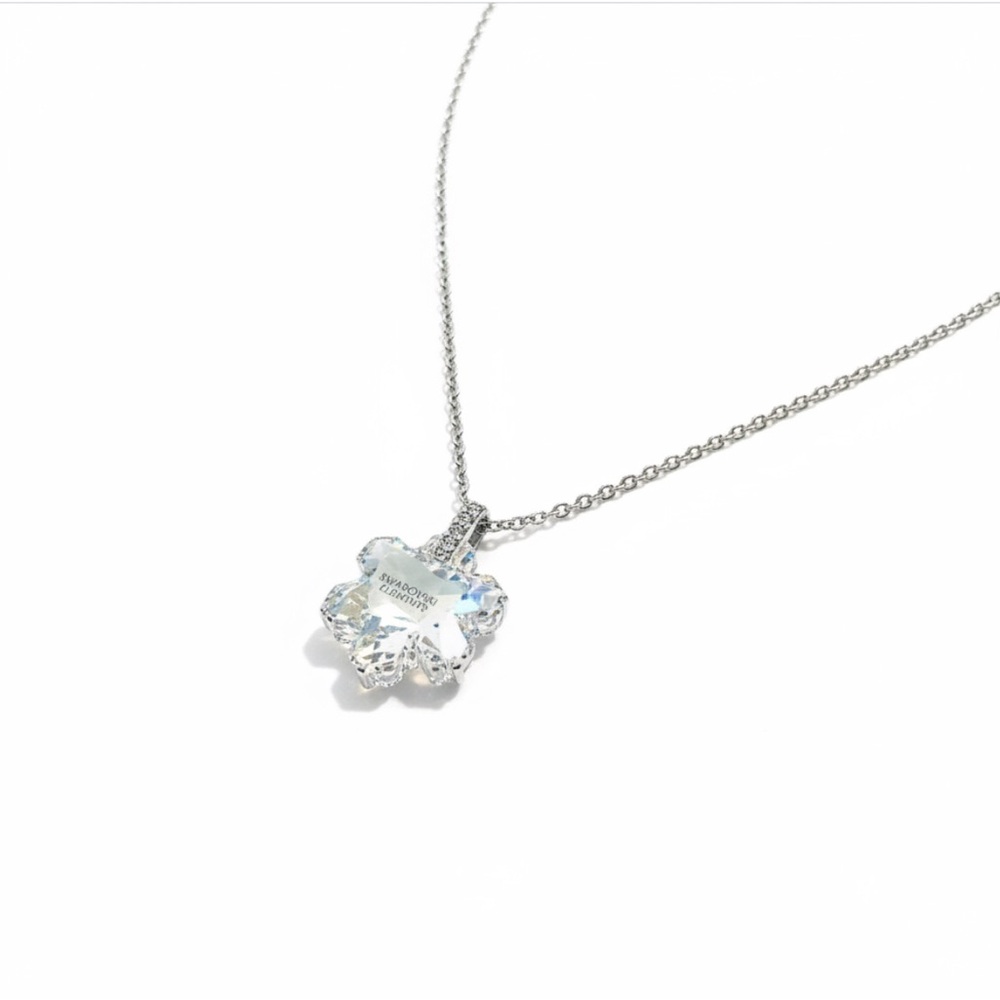 Elegant snow flake crystal Pendant Necklace 
❄️💖
❄️💕 - Picture 6 of 9